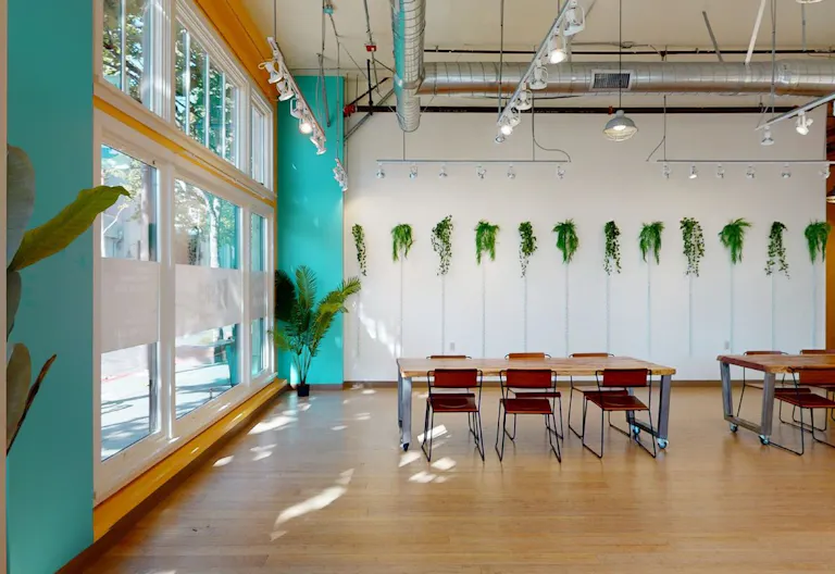 Sunlit space for pop-ups and meetings - Image 1