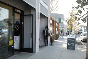 Melrose ave. New build, central location, high ceiling, multi purpose space - Nestled among luxury brands like Gucci and streetwear hotspots - Image 2