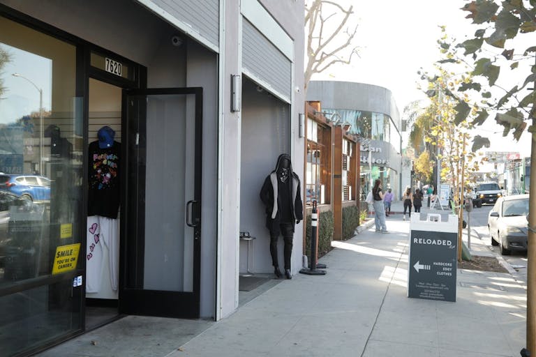 Melrose ave. New build, central location, high ceiling, multi purpose space - Nestled among luxury brands like Gucci and streetwear hotspots - Image 2