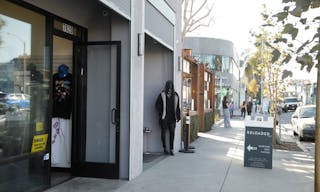 Melrose ave. New build, central location, high ceiling, multi purpose space - Nestled among luxury brands like Gucci and streetwear hotspots - Image 2