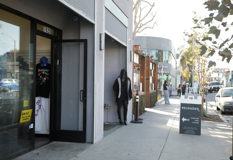 Melrose ave. New build, central location, high ceiling, multi purpose space - Nestled among luxury brands like Gucci and streetwear hotspots - Image 2