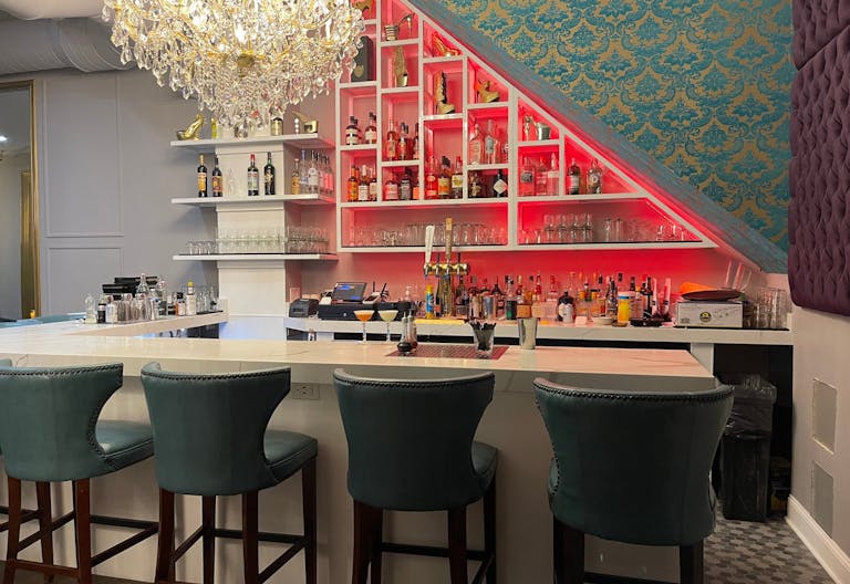 Bar and Lounge - Image 1