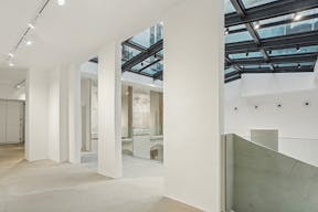 Espace showroom / �v�nement : verri�re, volume et design �pur� - Image 3