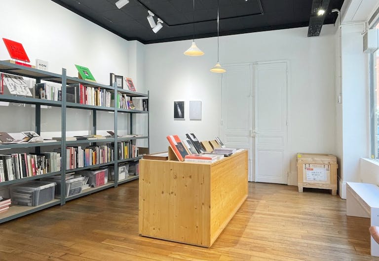 MAGNIFIQUE GALERIE D'ART EN CROISEMENT VITRINE TOUT LE LONG - BAIGN� DE LUMI�RE - Image 2