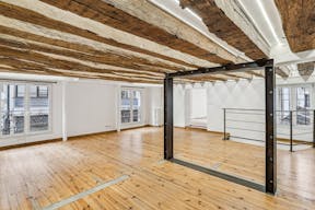 Contemporary Showroom in Le Marais - Image 9