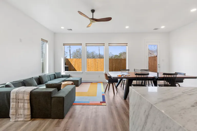Spacious Modern Home in Houston - Image 3