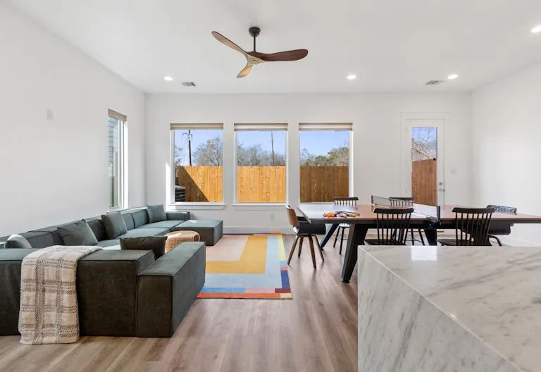 Spacious Modern Home in Houston - Image 3