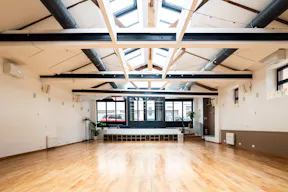 Elegant & Light flooded loft with storefront - Image 1