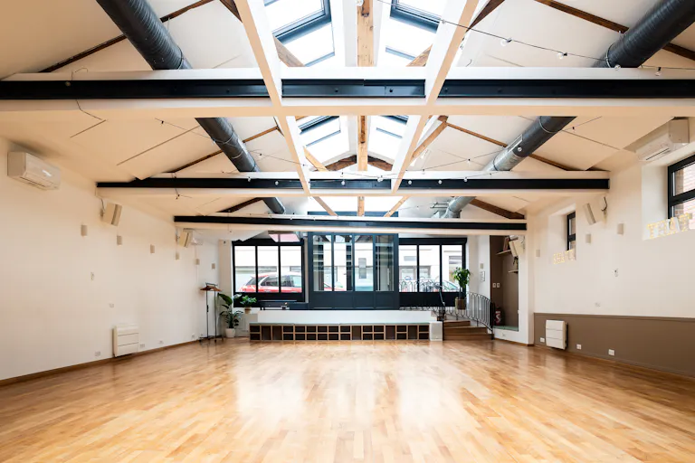 Elegant & Light flooded loft with storefront - Image 1
