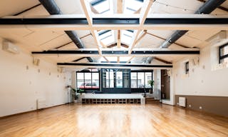 Elegant & Light flooded loft with storefront - Image 1