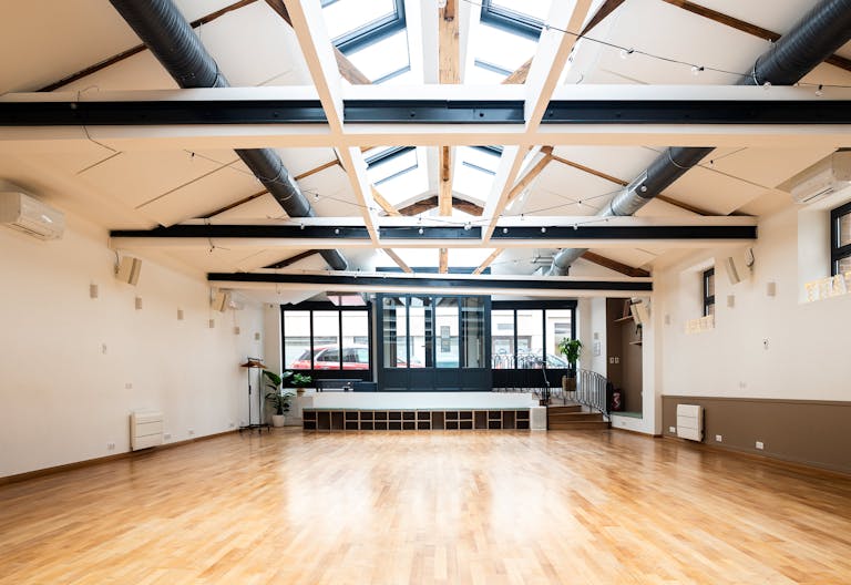 Elegant & Light flooded loft with storefront - Image 1