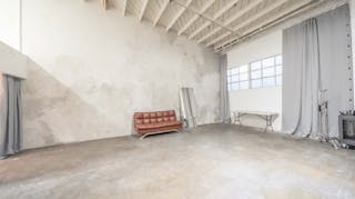 High-ceiling photo studio with a cyclorama wall - Image 6
