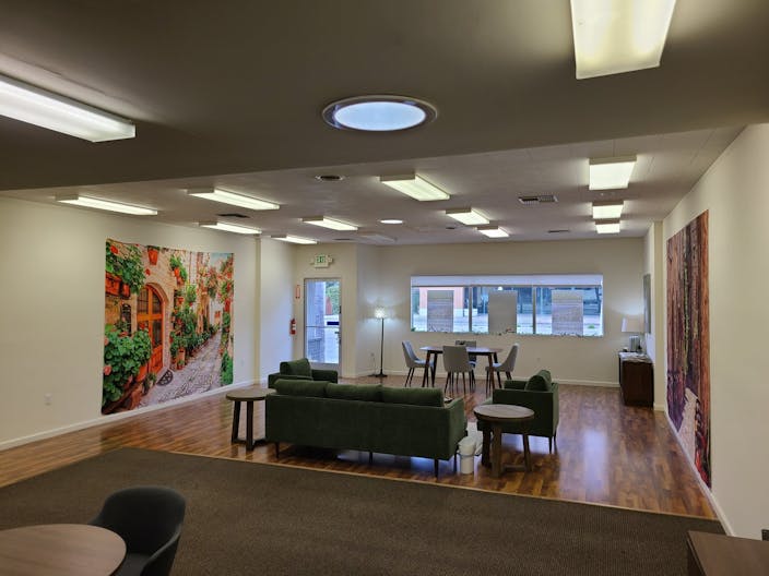 Excellent Show Room Space Near Downtown Mountain View - Image 3