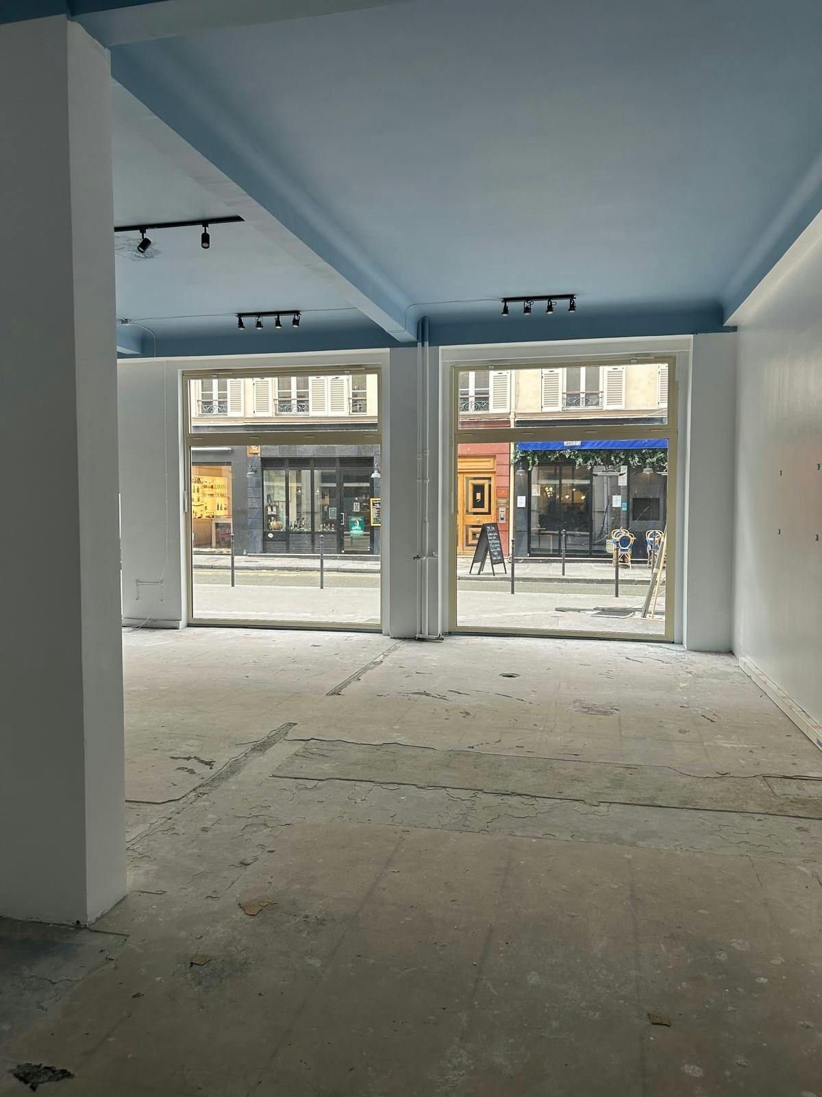 Modern 250 sqm Loft Showroom on Rue d'Anjou, Paris