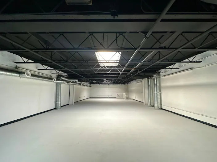 2 floor Big white open space with lights - Image 0