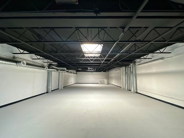 2 floor Big white open space with lights - Image 0