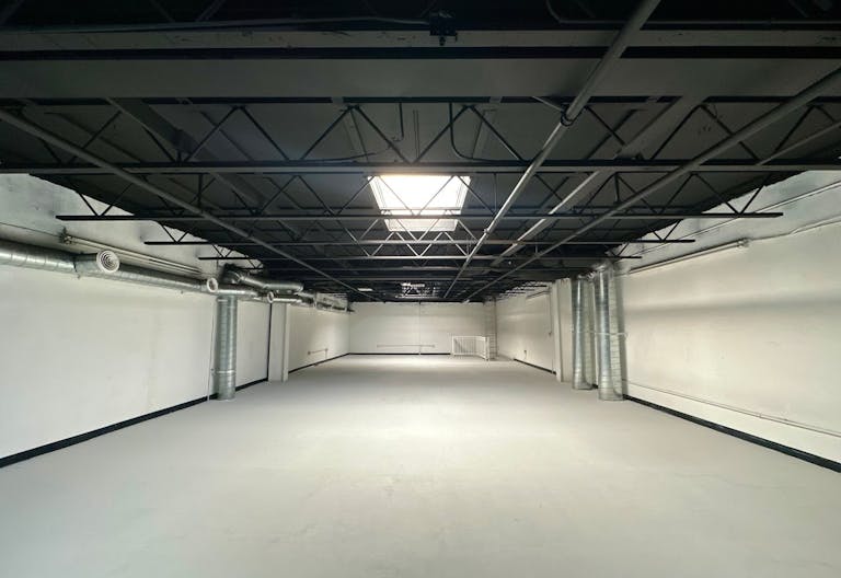 2 floor Big white open space with lights - Image 0