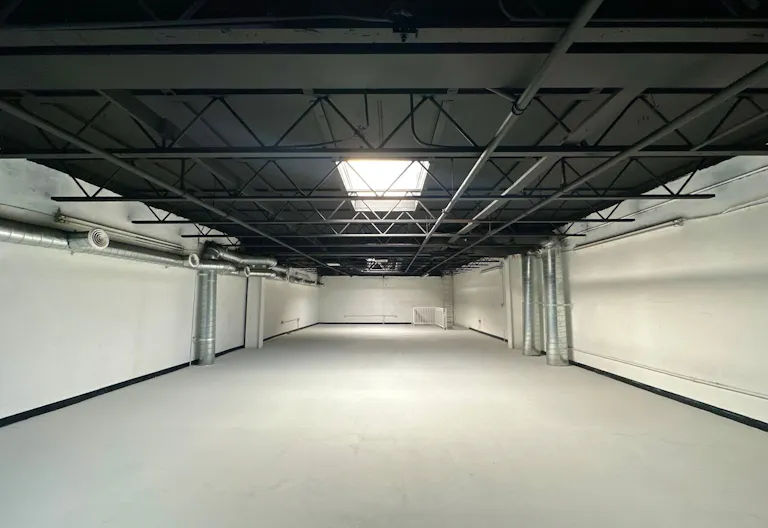 2 floor Big white open space with lights - Image 0