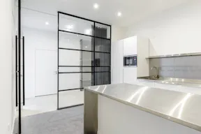 Showroom lumineux sous verrière – 270 m² – Haut-Marais - Image 3