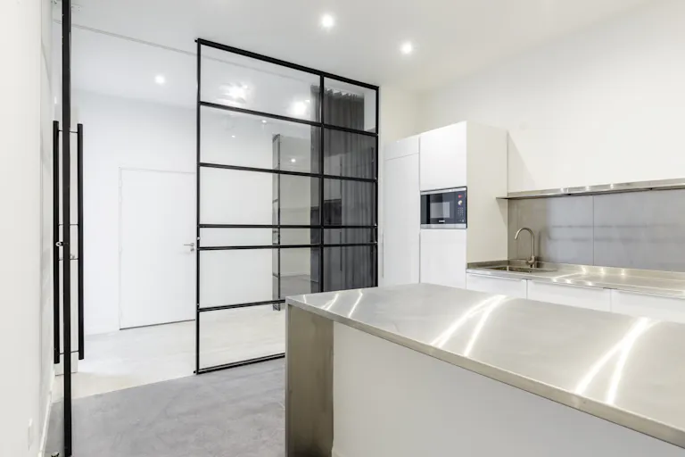 Showroom lumineux sous verrière – 270 m² – Haut-Marais - Image 3