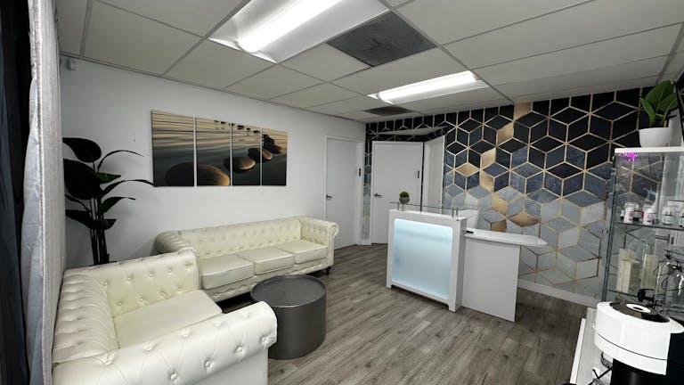 Beautiful SPA with two big rooms and a reception - Image 1