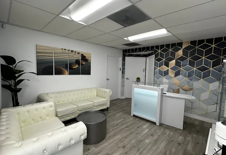 Beautiful SPA with two big rooms and a reception - Image 1