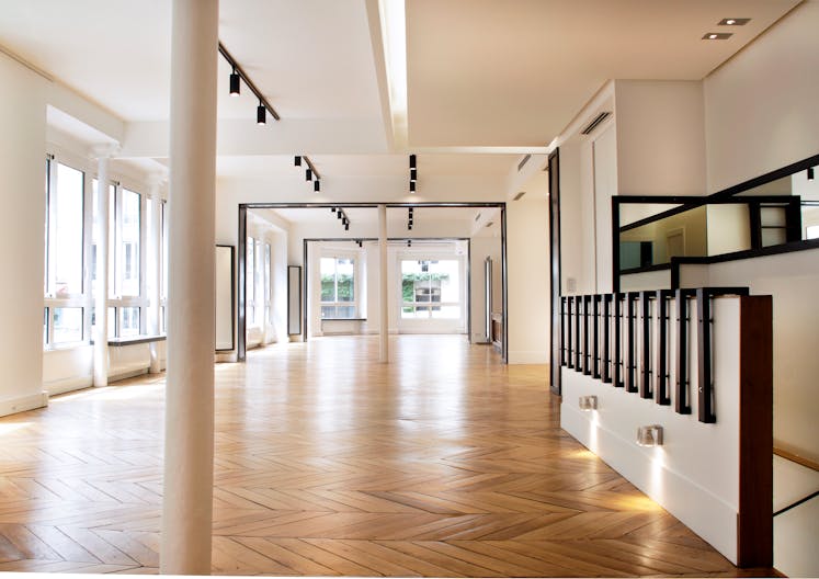 Vast Parisian Showroom at Opéra-Bourse - Image 0