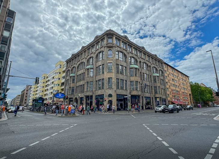 Central Berlin Pop-Up with Industrial backyard - Image 2