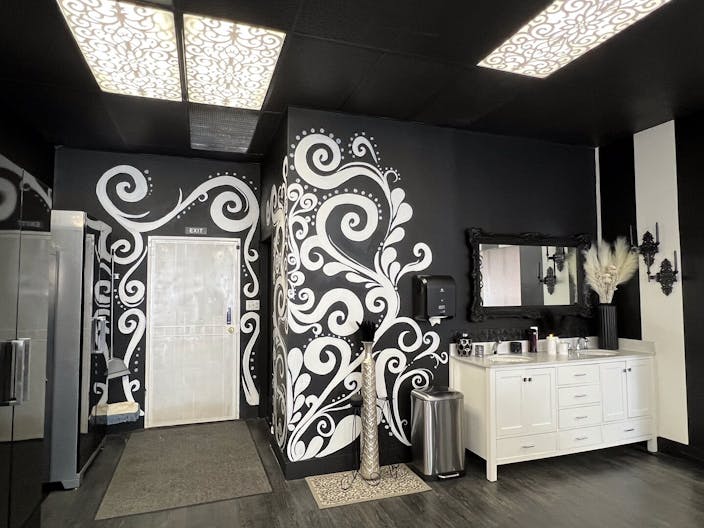 Unique Stylish Upscale Salon In Torrance - Image 2