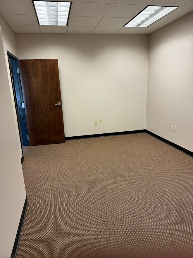 Large office space available for rent immediate - Image 1