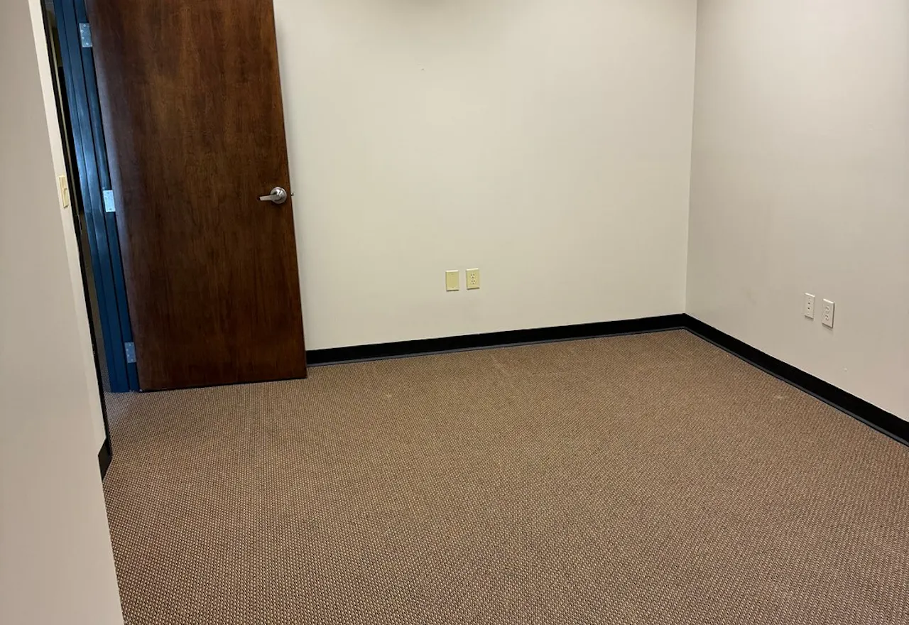 Large office space available for rent immediate - Image 1