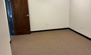 Large office space available for rent immediate - Image 1