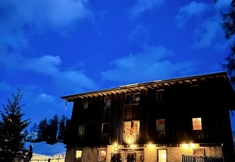 St.Moritz: Perfect Pop-up Space with in-house Bar & kitchen - Image 1