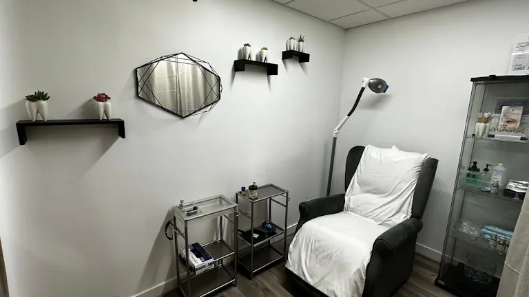 Beautiful SPA with two big rooms and a reception - Image 4