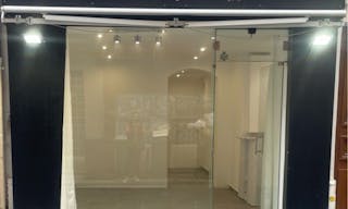 Boutique éphémère – Rue de Lévis, quartier ultra commerçant - Image 0