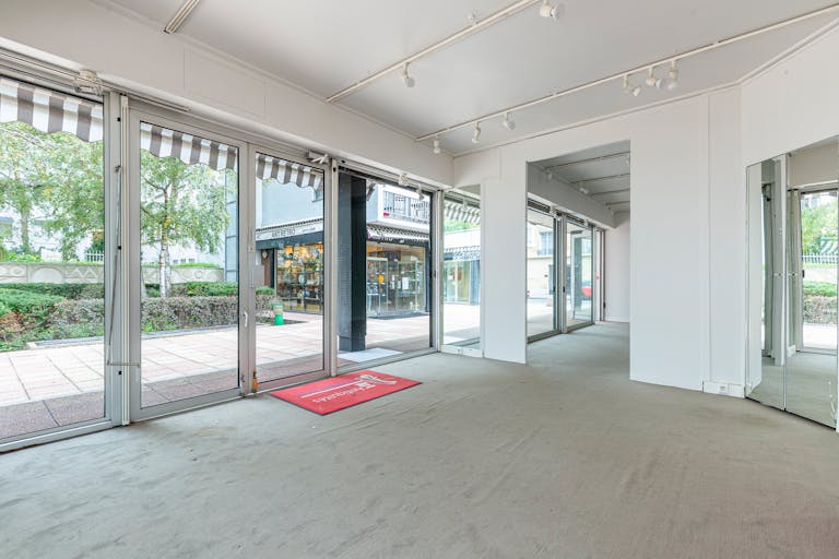 Art Galerie à proximité du Champs de Mars et de la Tour Eiffel -idéale pour des expositions d'arts modernes ou anciens, sculptures, antiquaires ou autre showroom - Image 0