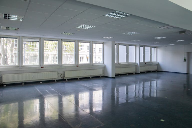 Striking Corner Space on Karl-Liebknecht-Straße with Full-Glass Frontage - Image 4