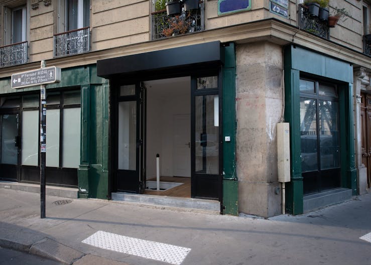 Two-level boutique and underground space - Image 0