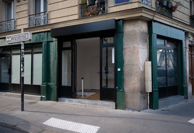 Two-level boutique and underground space - Image 0