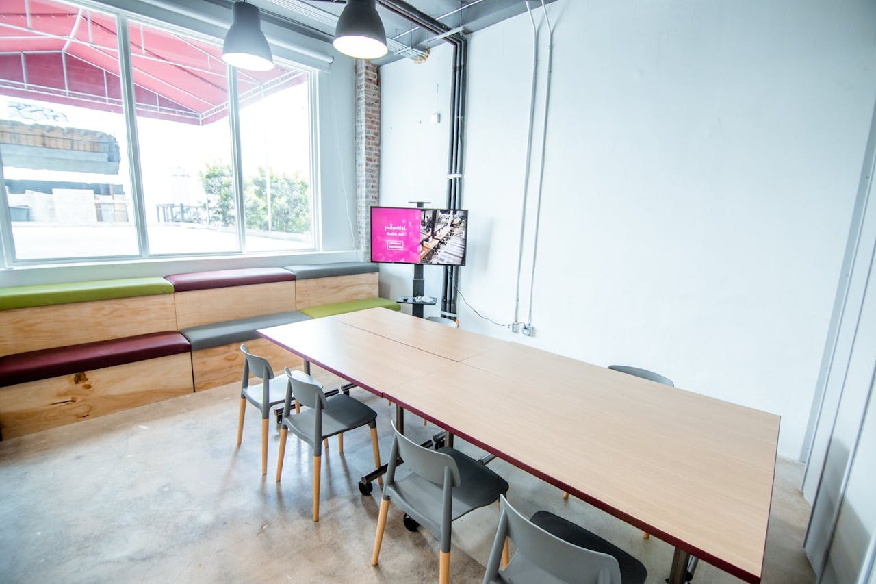 Bright Conference Room - Image 1