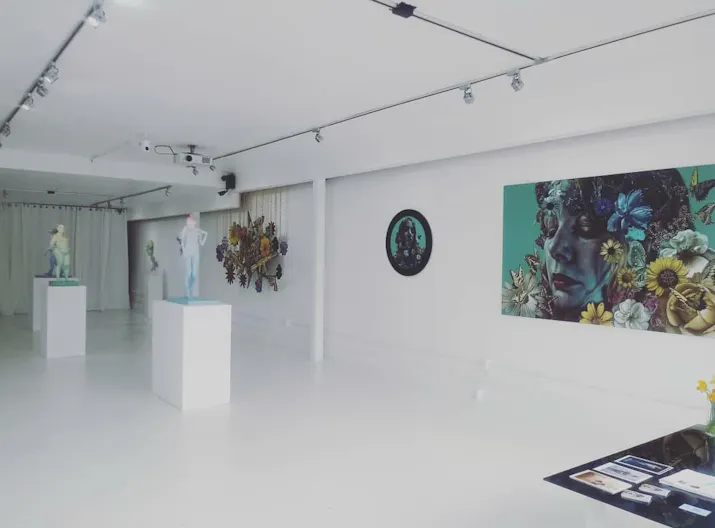 Gloss White Gallery Space on Fairfax Ave - Image 2