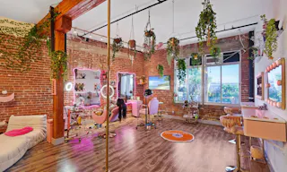 Cute n Unique Arts District Hair Salon / Booth Rental / Hairstylists, MUA, Lashes, Nail Techs - Image 8