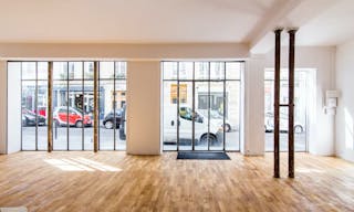 Bright Pop Up Boutique in Pigalle - Image 5