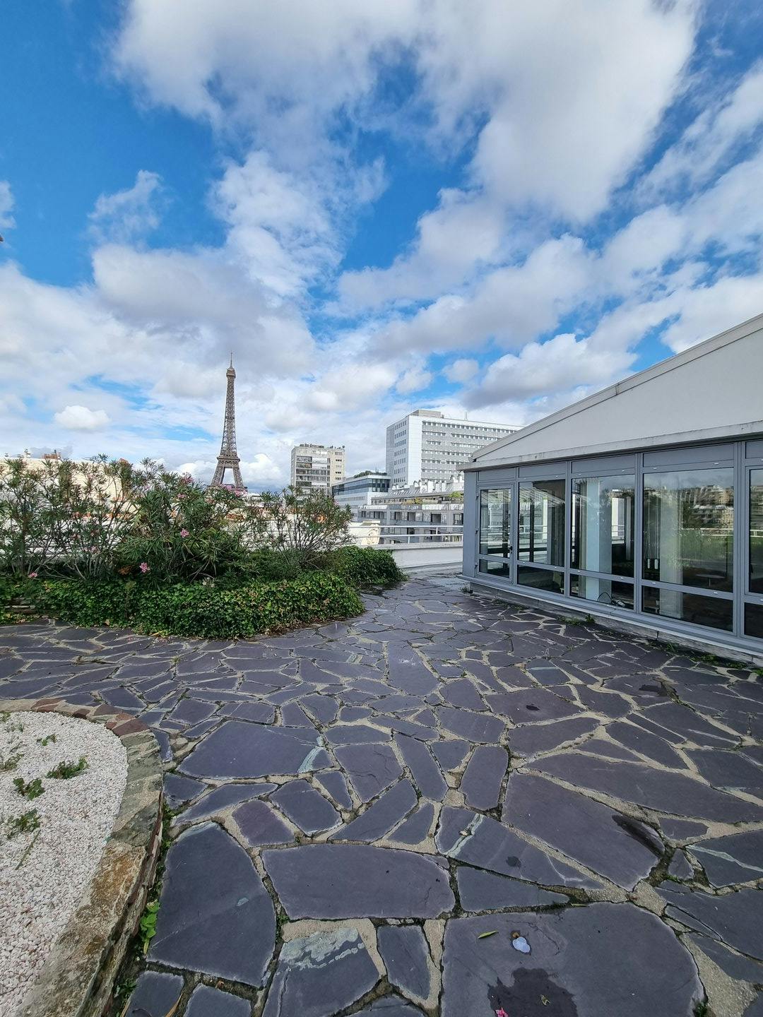 Large Commercial Space on Quai de Grenelle, Paris