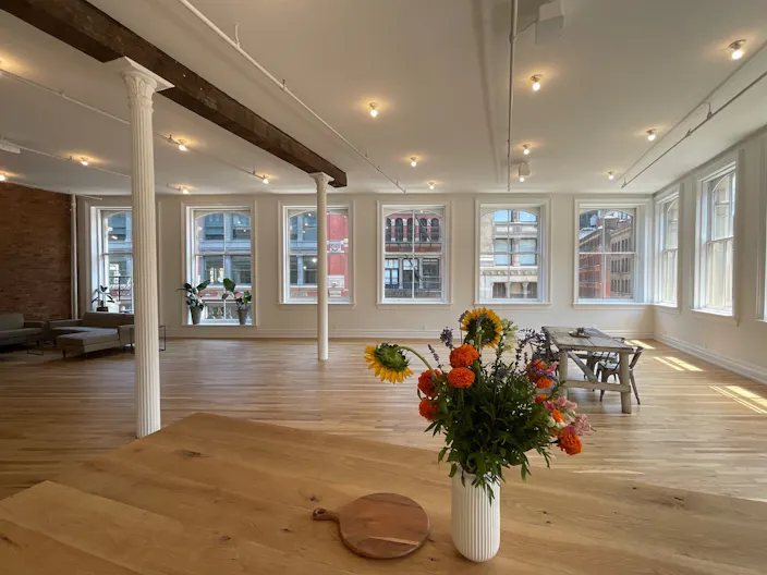 Sun-Filled Corner Loft with Open Plan Kitchen - Image 0