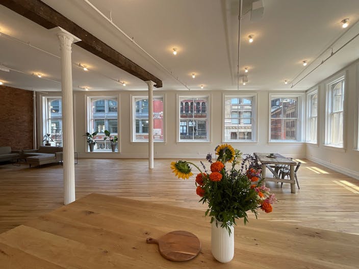 Sun-Filled Corner Loft with Open Plan Kitchen - Image 0