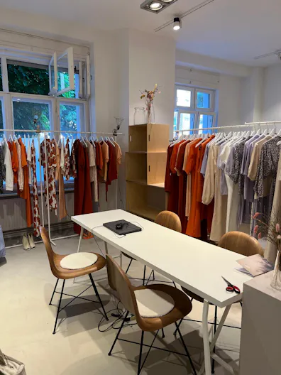  Stilvoller Showroom für Fashion & Accessoires zur temporären Vermietung Berlin Wedding – 130 m² – Erdgeschoss – barrierefrei erreichbar - Image 4