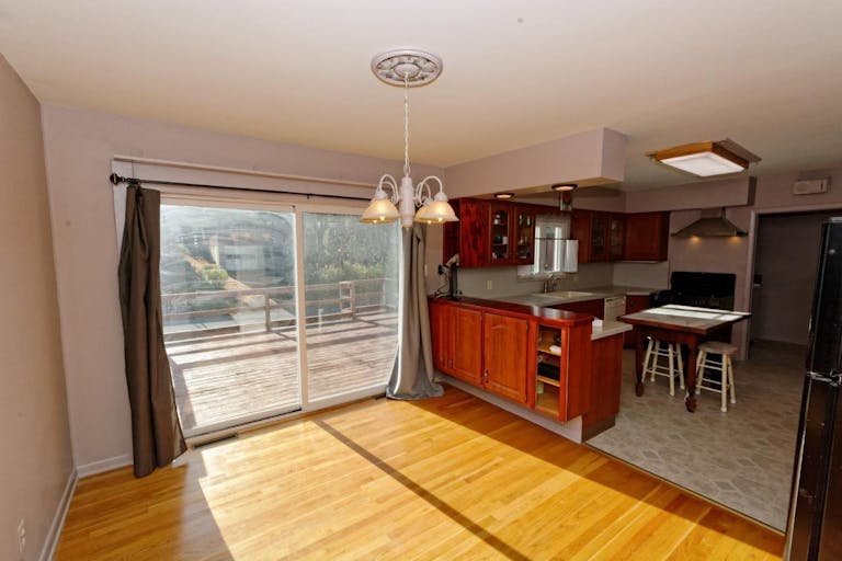 Large, bright, updated Ranch Located in the heart of Pine Hills. 3 bedroom, 2 full & 2-1/2 baths - Image 3