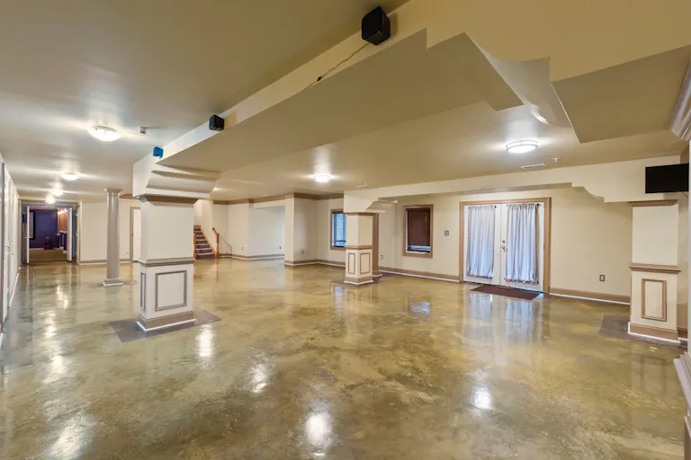 Contemporary Mansion with lots of spaces - Image 4