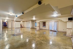 Contemporary Mansion with lots of spaces - Image 4